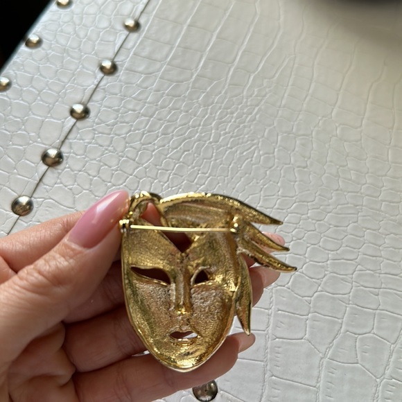 Vintage gold theater mask brooch - Picture 6 of 7